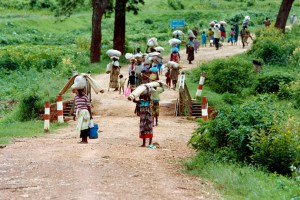 Rwandan refugees walk on the Byumba road as they flee from Kigali on May 11, 1994. (AFP Photo)