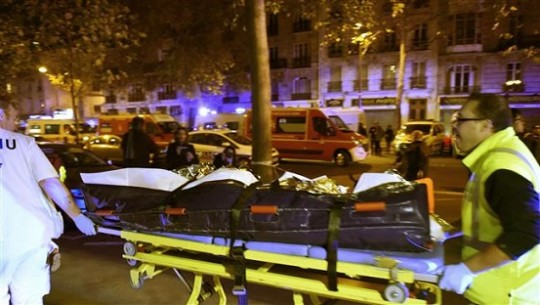 Rescuers evacuate  injured person in Paris, 14 November 2015 (AFP photo)