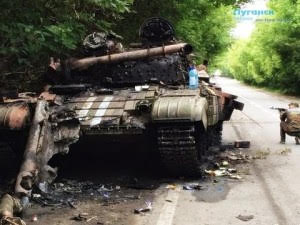 Burnt Ukrainian battle tank near Kransy Luch, Lugansk region, August 2014