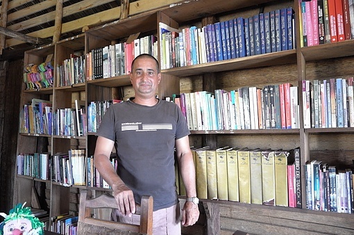 Pedro-Amaury-Santos-Llambio-in-Soplillar-library-